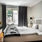 Flamingo Premium Vandrerhjem *