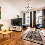 Flamingo Premium Vandrerhjem *